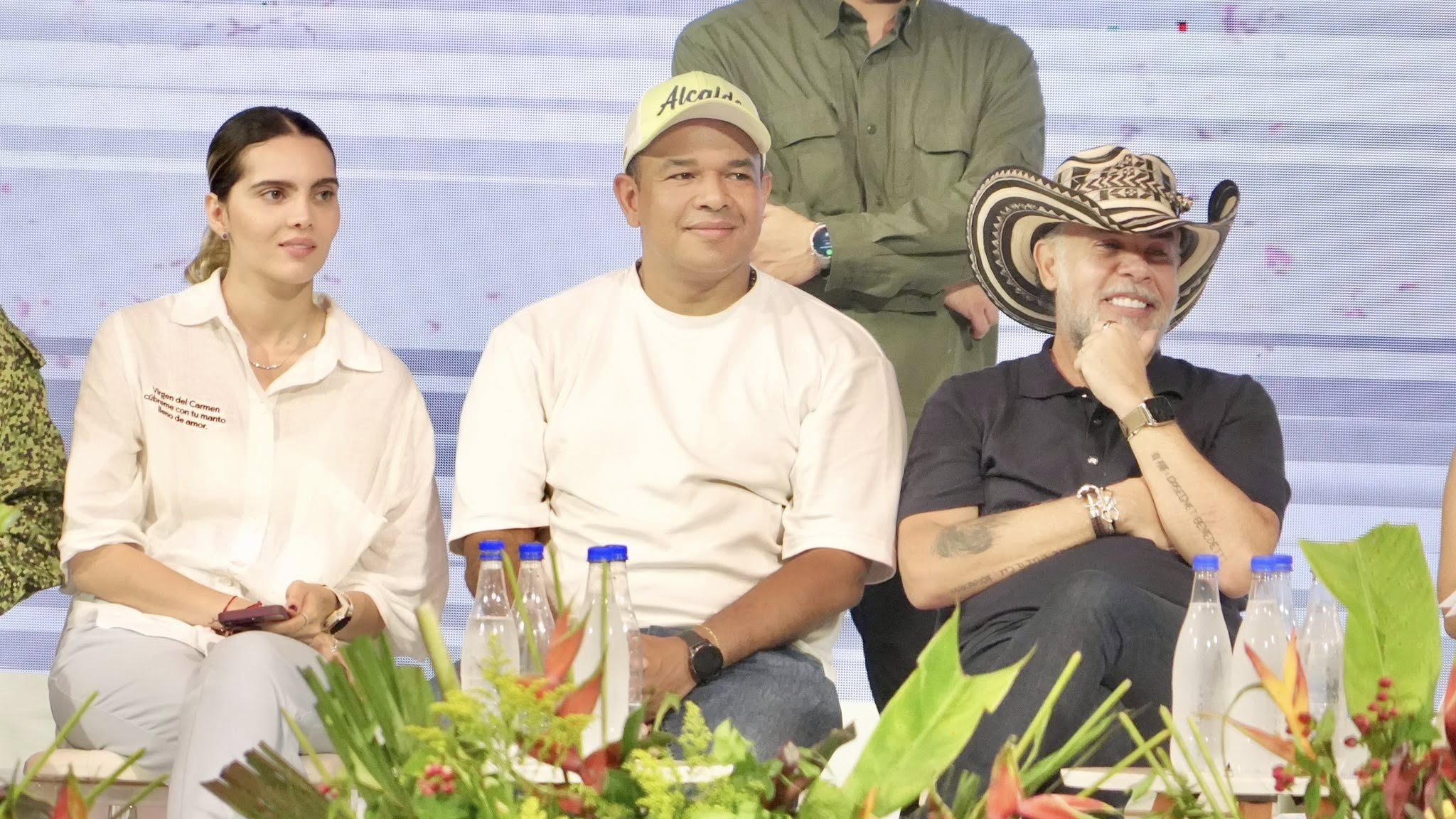 Yahir Acuña, alcalde de Sincelejo, en compañía del ministro Armando Benedetti, en un evento con juventudes de la capital de Sucre.