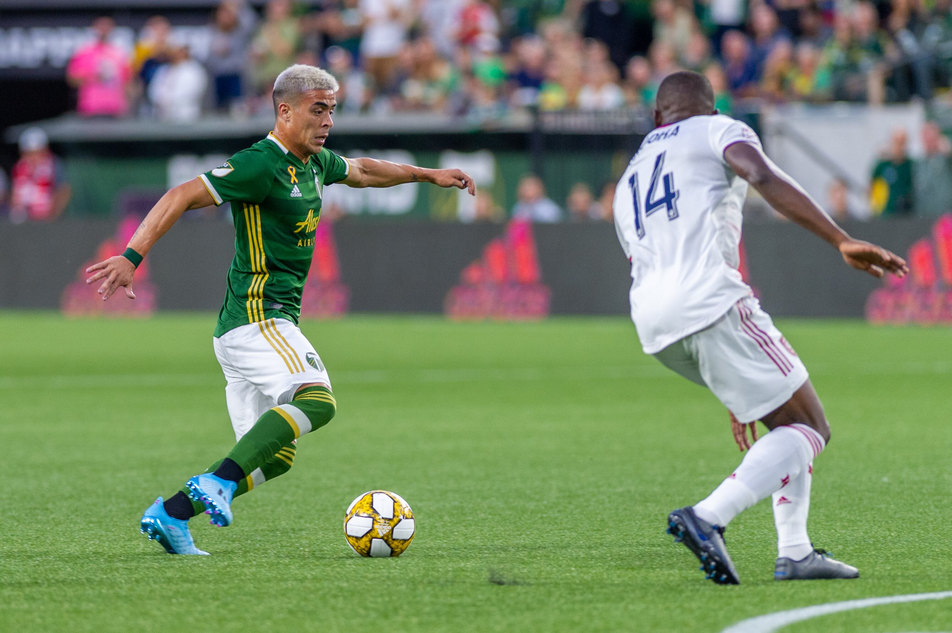 PORTLAND, OR - 31 DE AGOSTO: Brian Fernandez, delantero de los Portland Timbers, conduce un ataque custodiado por Nedum Onucha, defensor del Real Salt Lake, durante el partido de la MLS entre los Portland Timbers y el Real Salt Lake en Providence Park el 31 de agosto de 2019, en Portland, OR (Foto por Diego Díaz/Icon Sportswire vía Getty Images).