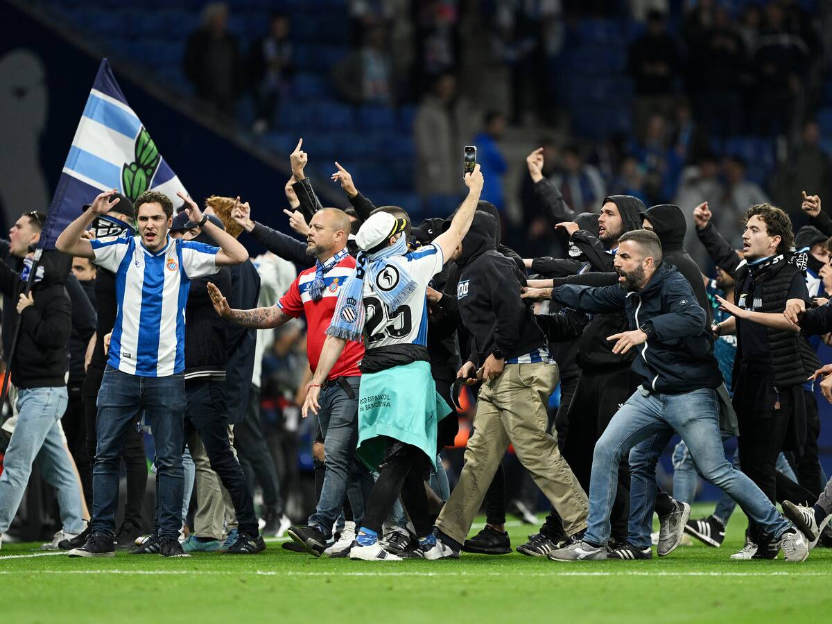 VIDEO | Barcelona no pudo celebrar su título por invasión de los hinchas del Espanyol
