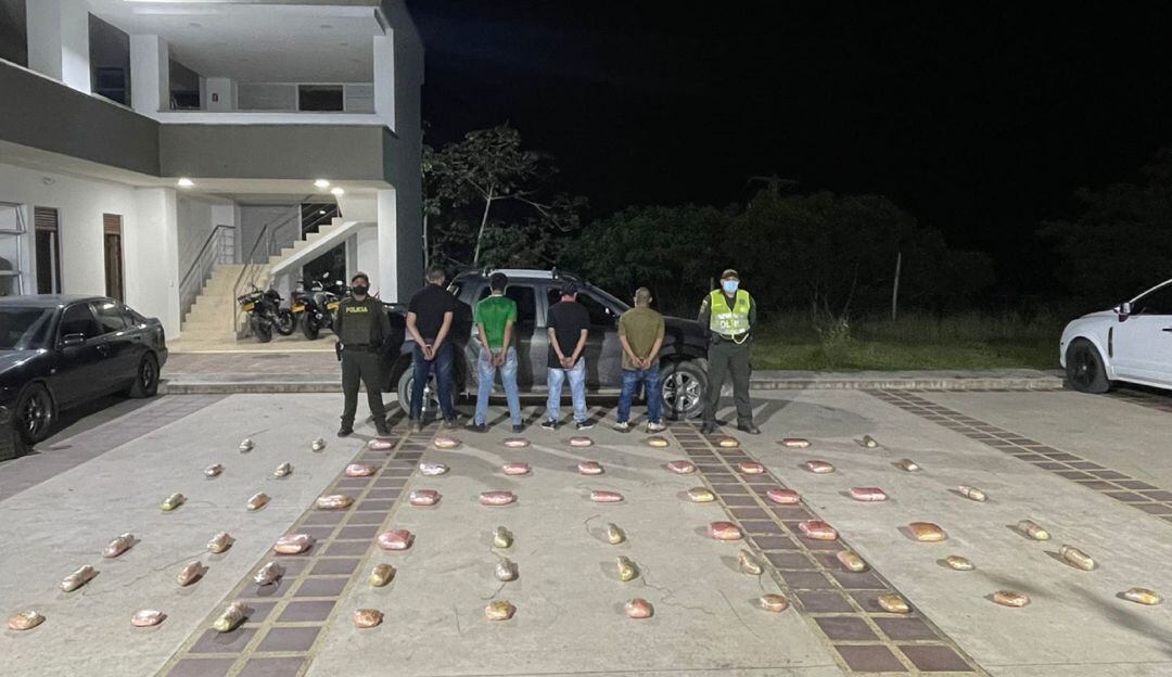 Recuperación de un vehículo robado donde transportaban base de coca