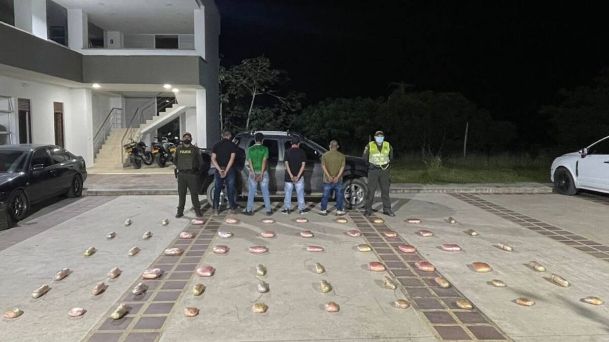 En vía de Caldas incautan un carro con estupefaciente hurtado en Antioquia