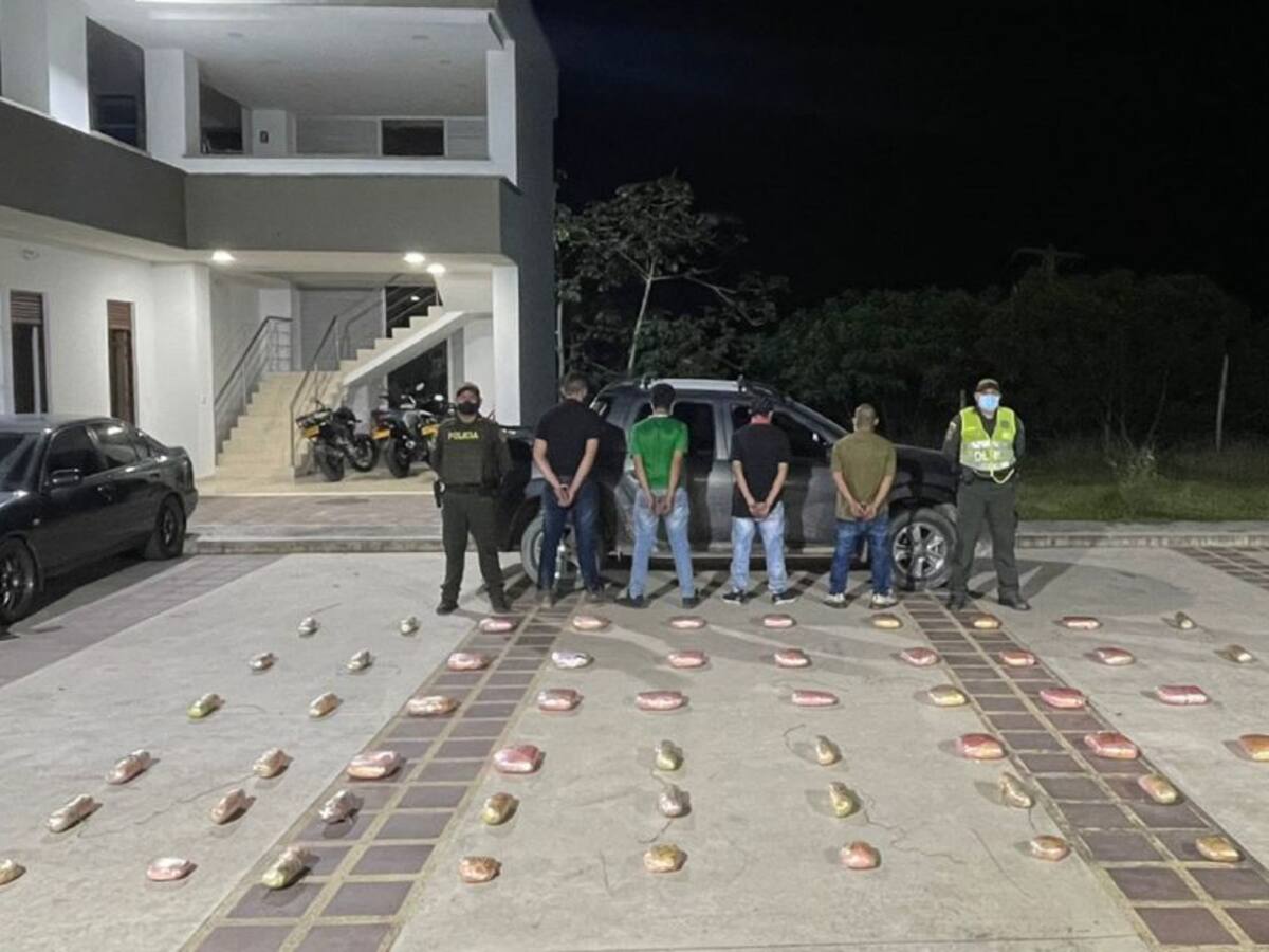 En vía de Caldas incautan un carro con estupefaciente hurtado en Antioquia