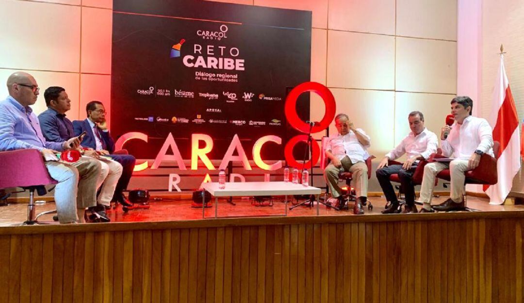 Académicos durante el foro Reto Caribe de Caracol Radio