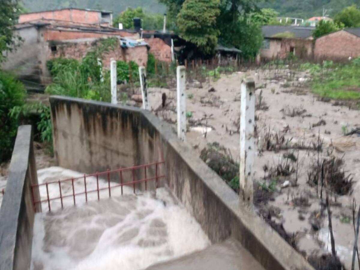 Desbordamiento de quebrada genera graves emergencias en San Andrés