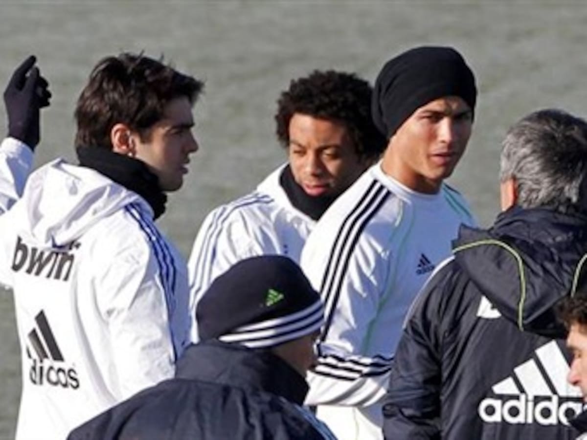 Kaká arropado por Mourinho y sus compañeros en un día especial