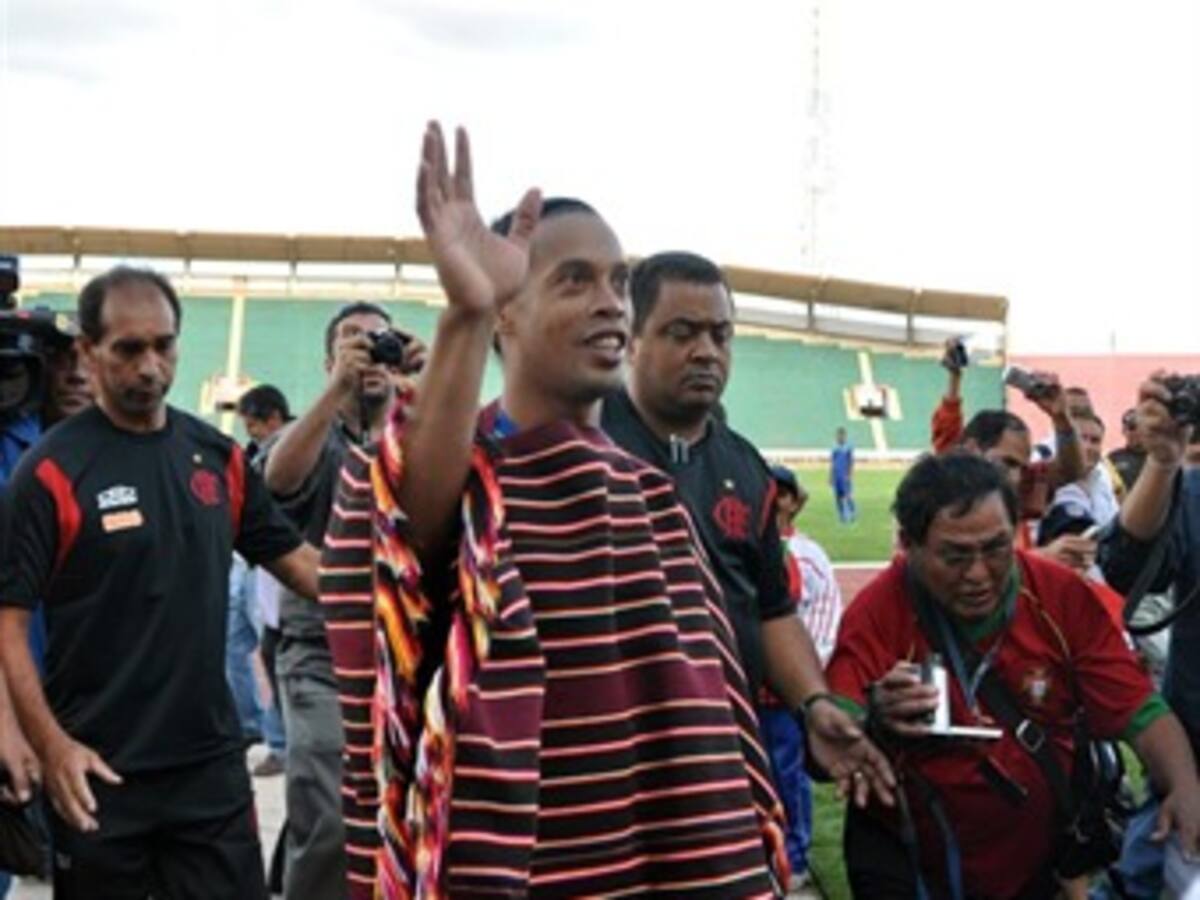 Ronaldinho fue condecorado con Medalla al Mérito Deportivo en Bolivia