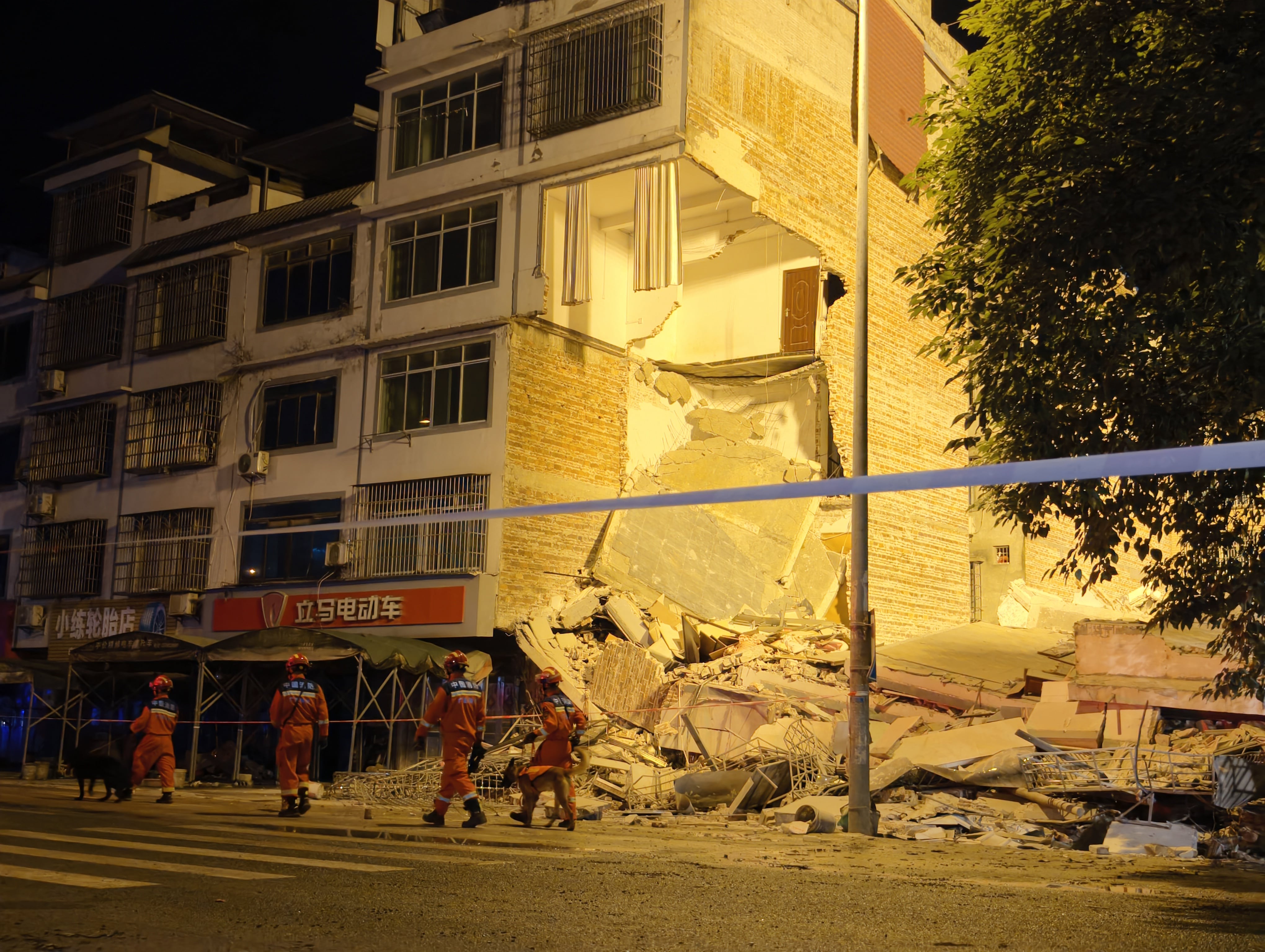 Un terremoto de magnitud 5,2 deja tres desaparecidos y cuatro heridos en el sur de China. (Photo by Lin Xin/China News Service/VCG via Getty Images)