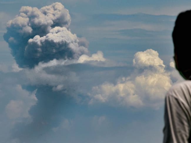 El volcán indonesio Krakatoa expulsa nubes de ceniza, humo y magma
