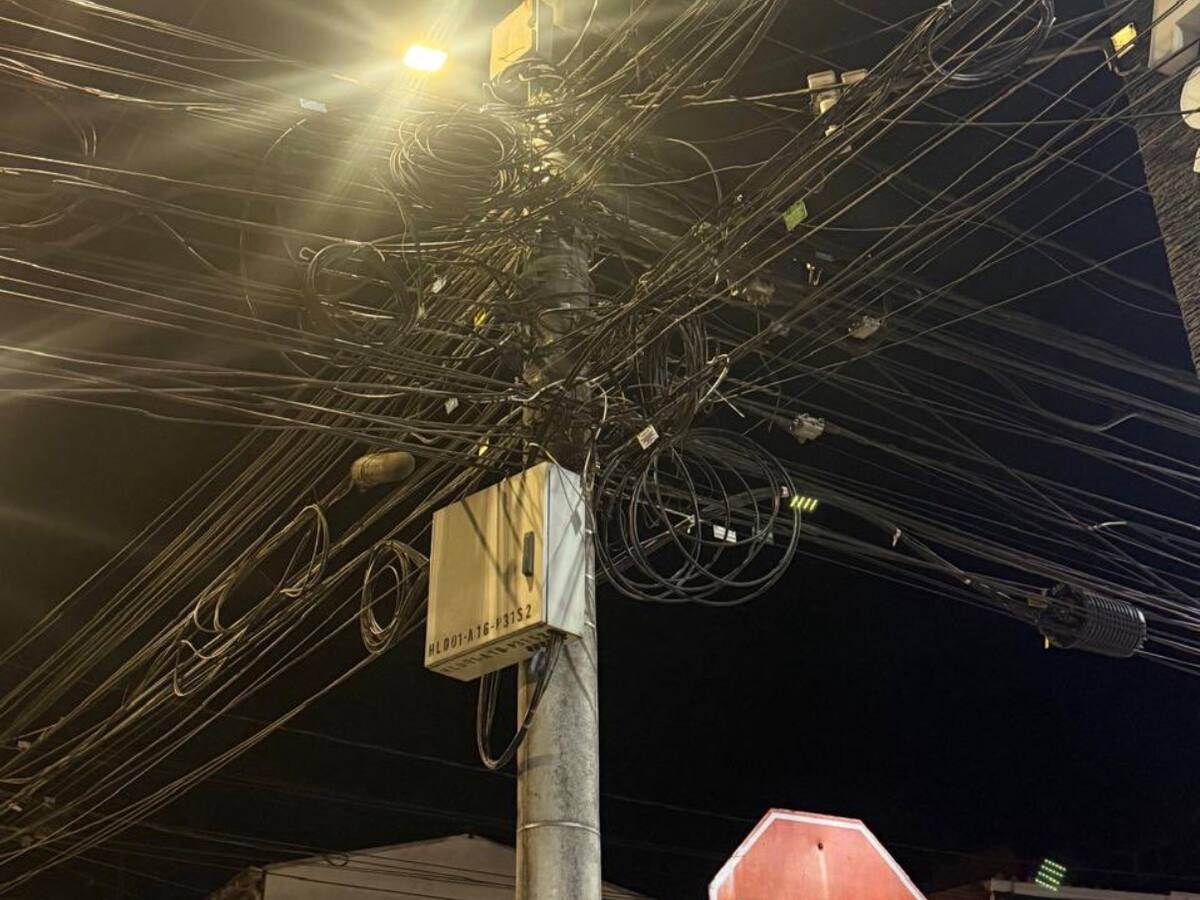 Chao desorden de cables en los postes de Bogotá: empresas deberán desmontarlos