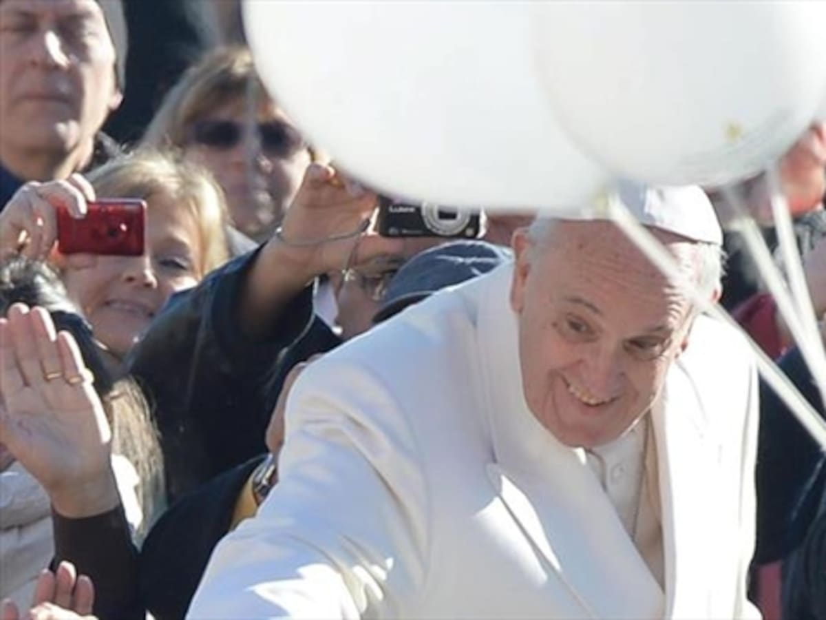 Vaticano afirma que el papa es libre de mascar hoja de coca en Bolivia