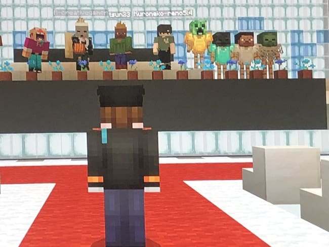 Estudiantes japoneses celebran su graduación en Minecraft