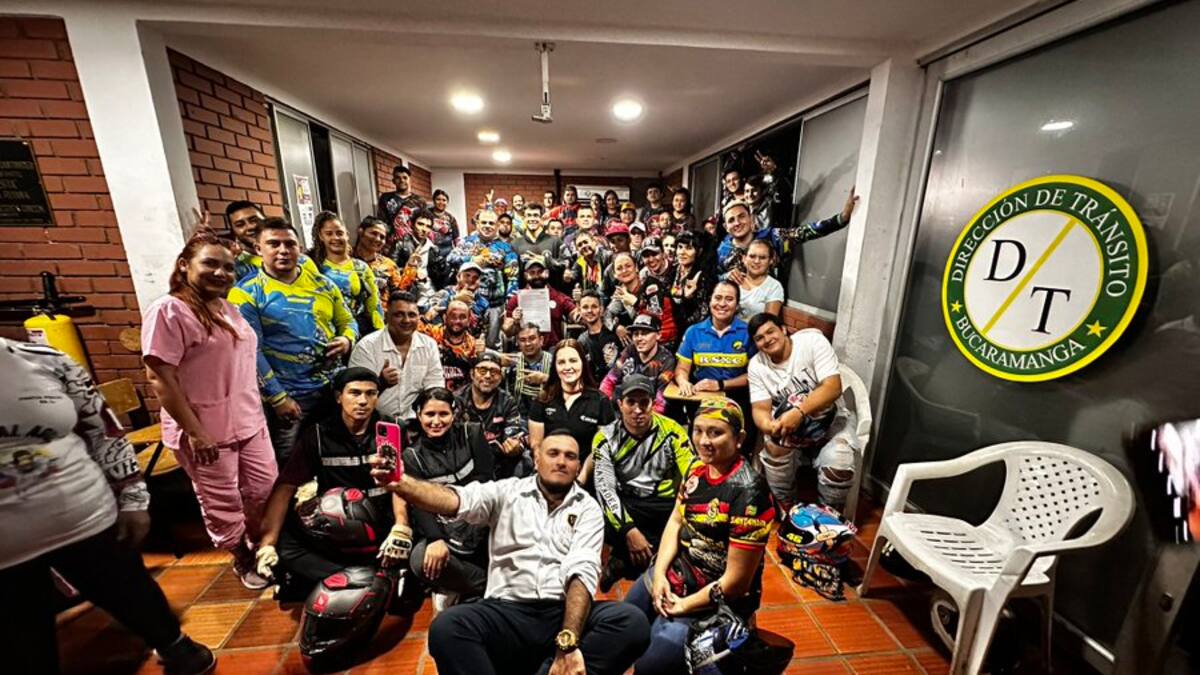 Moteros y tránsito de Bucaramanga firmaron convenio por la movilidad segura