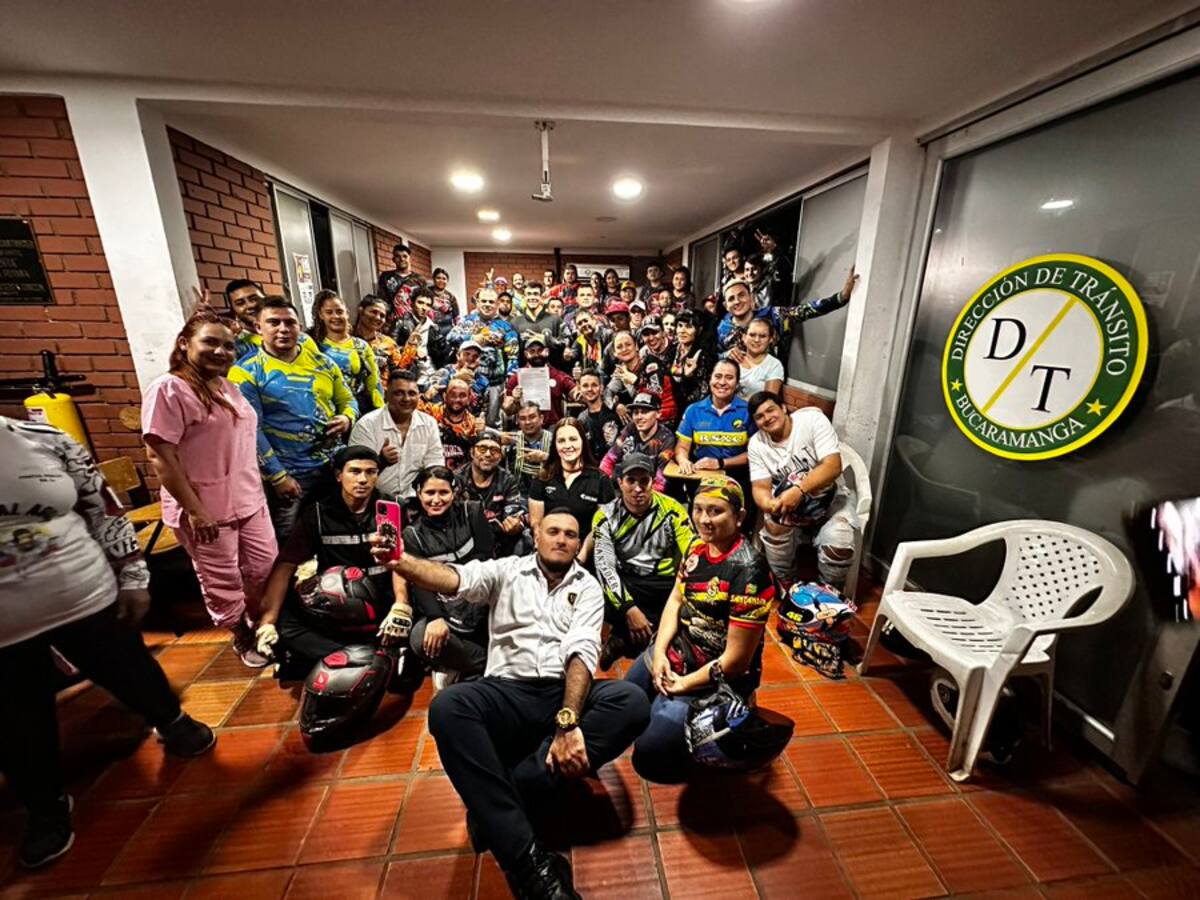 Moteros y tránsito de Bucaramanga firmaron convenio por la movilidad segura