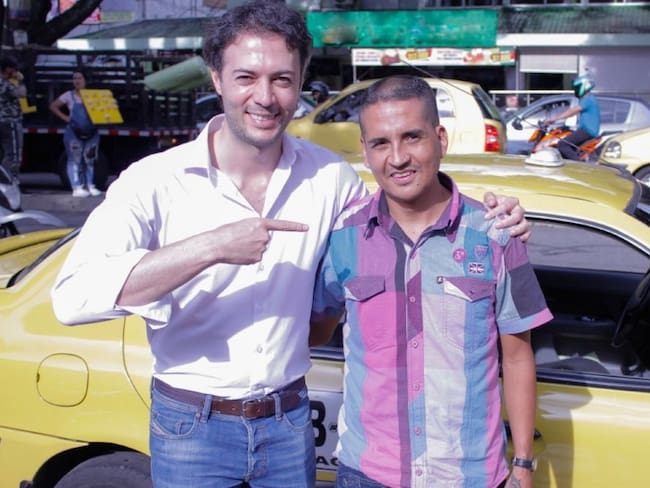 A Daniel Quintero se le quedaron 20 mil firmas en un taxi