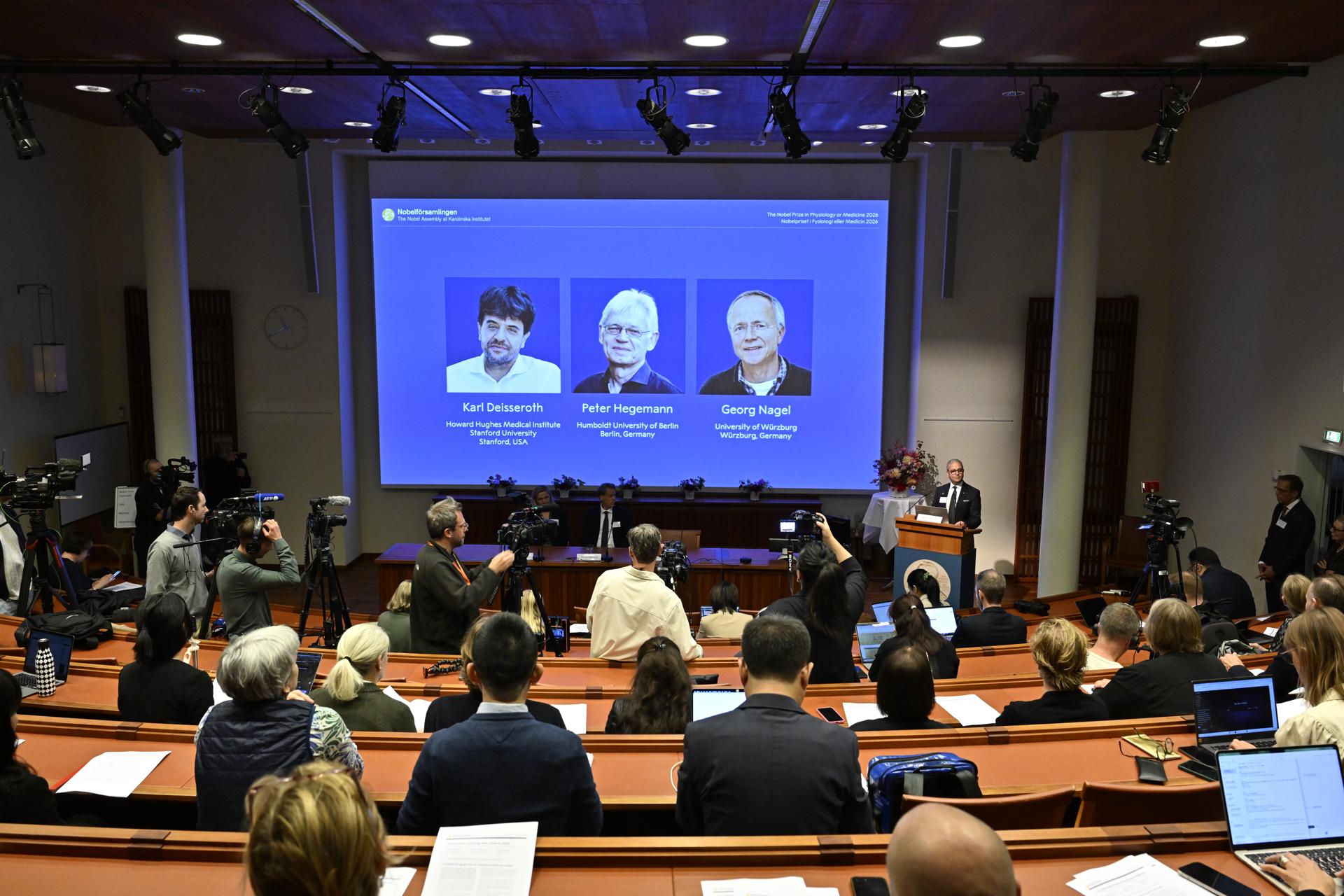 El Premio Nobel de Medicina o Fisiología 2026 es para el estadounidense Karl Deisseroth y los alemanes Peter Hegemann y Georg Nagel. Foto: EFE/EPA/PONTUS LUNDAHL SWEDEN OUT.