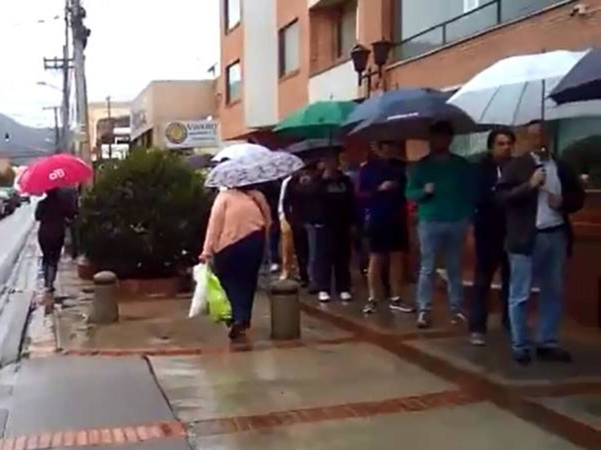 Fila de casi una cuadra para votar en Unicentro