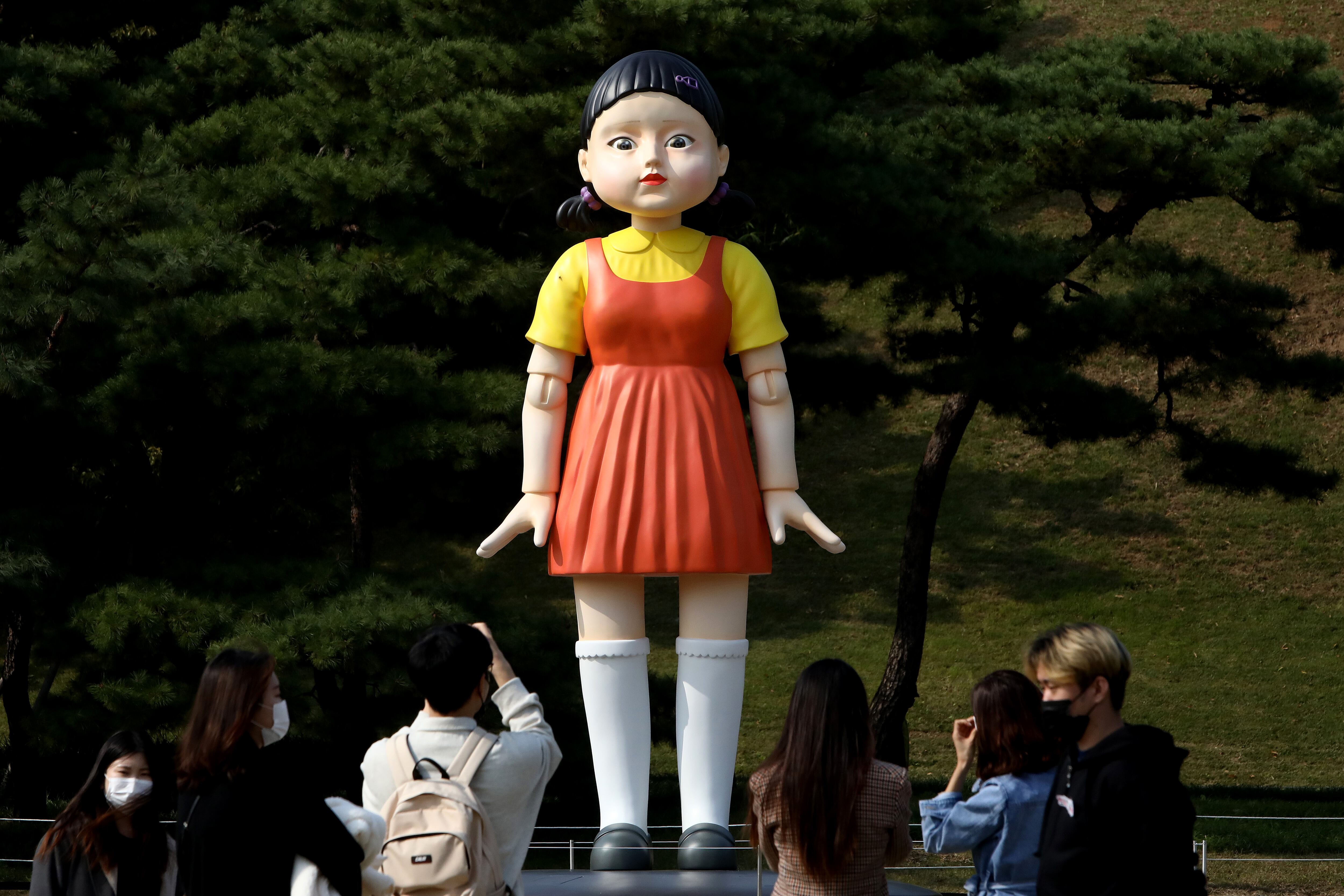 La icónica muñeca robot característica de la serie 'El juego del Calamar' (Getty Images)