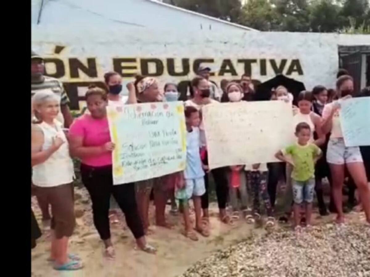 Habitantes de Zipacoa protestaron por retrasos en obras del colegio