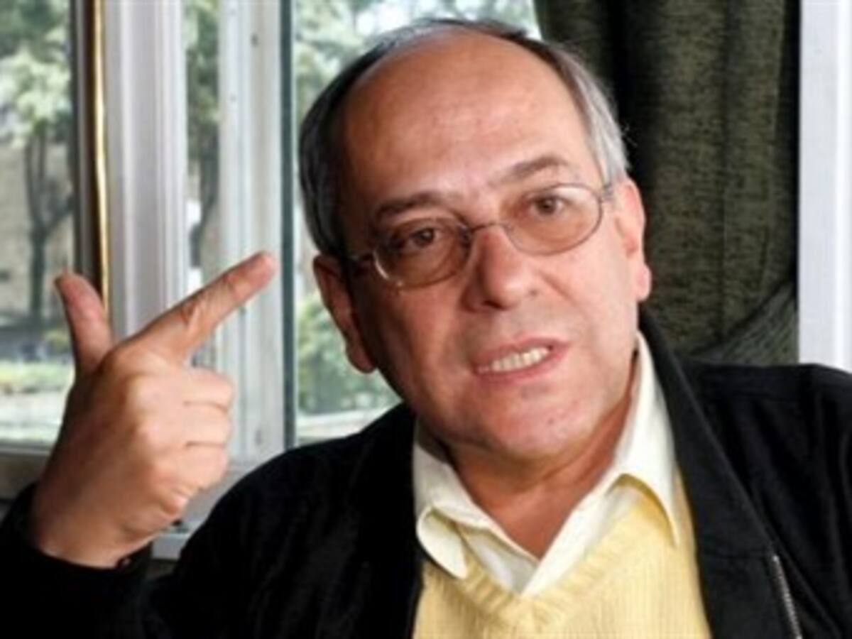 Roberto Pombo dice que no quiere tomar una decisión sobre José Obdulio 'con la sangre hirviendo'