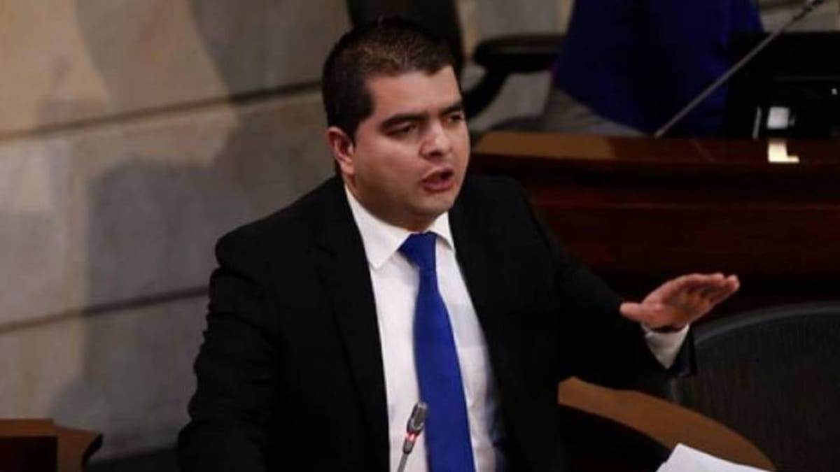Más de 600 millones contrataron municipios con esposa de Julián Bedoya