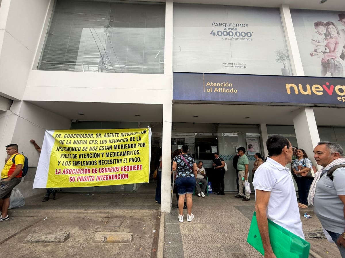 Usuario se encadena frente a Nueva EPS en Cúcuta por falta de medicamentos