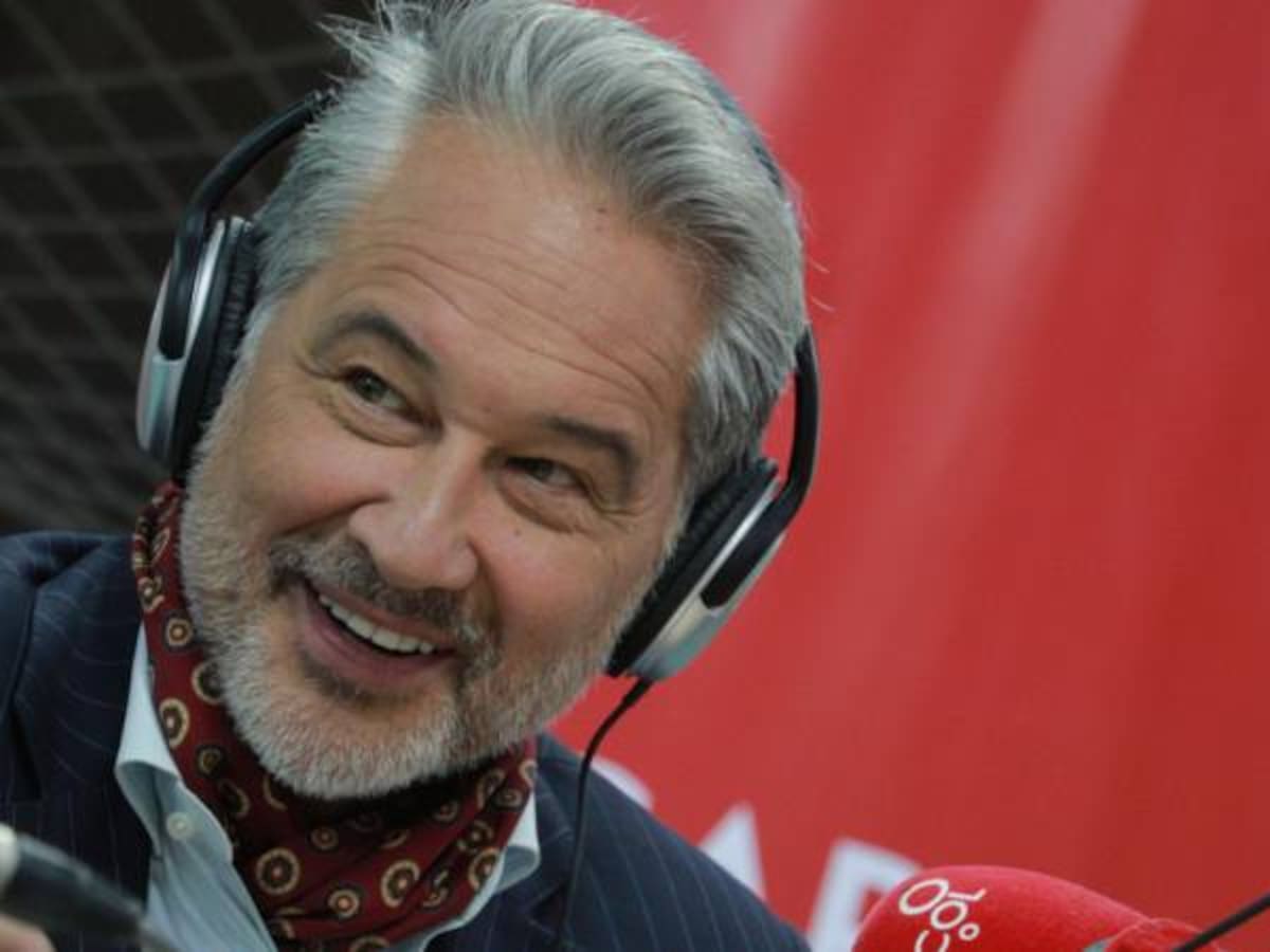 Revolucionó el periodismo y ¿ahora el canto? Teodoro se le midió al karaoke