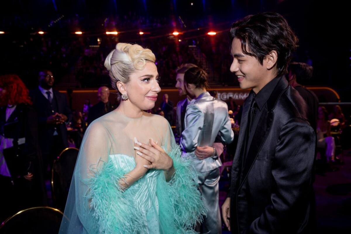 Lady Gaga conversando con V. 