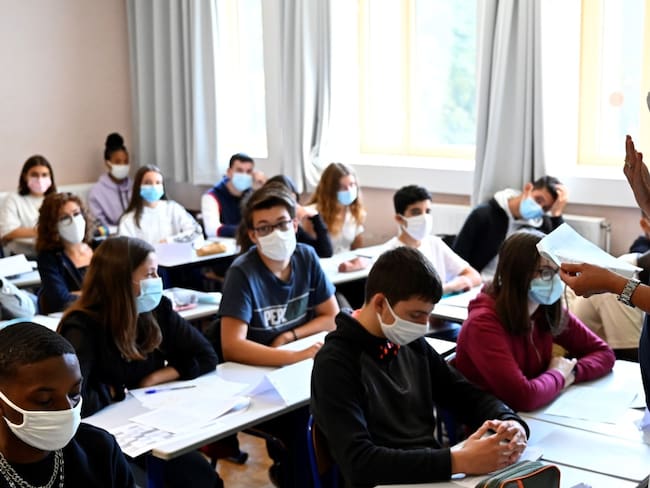 Tras regreso a clases, cierran 22 colegios en Francia por COVID-19