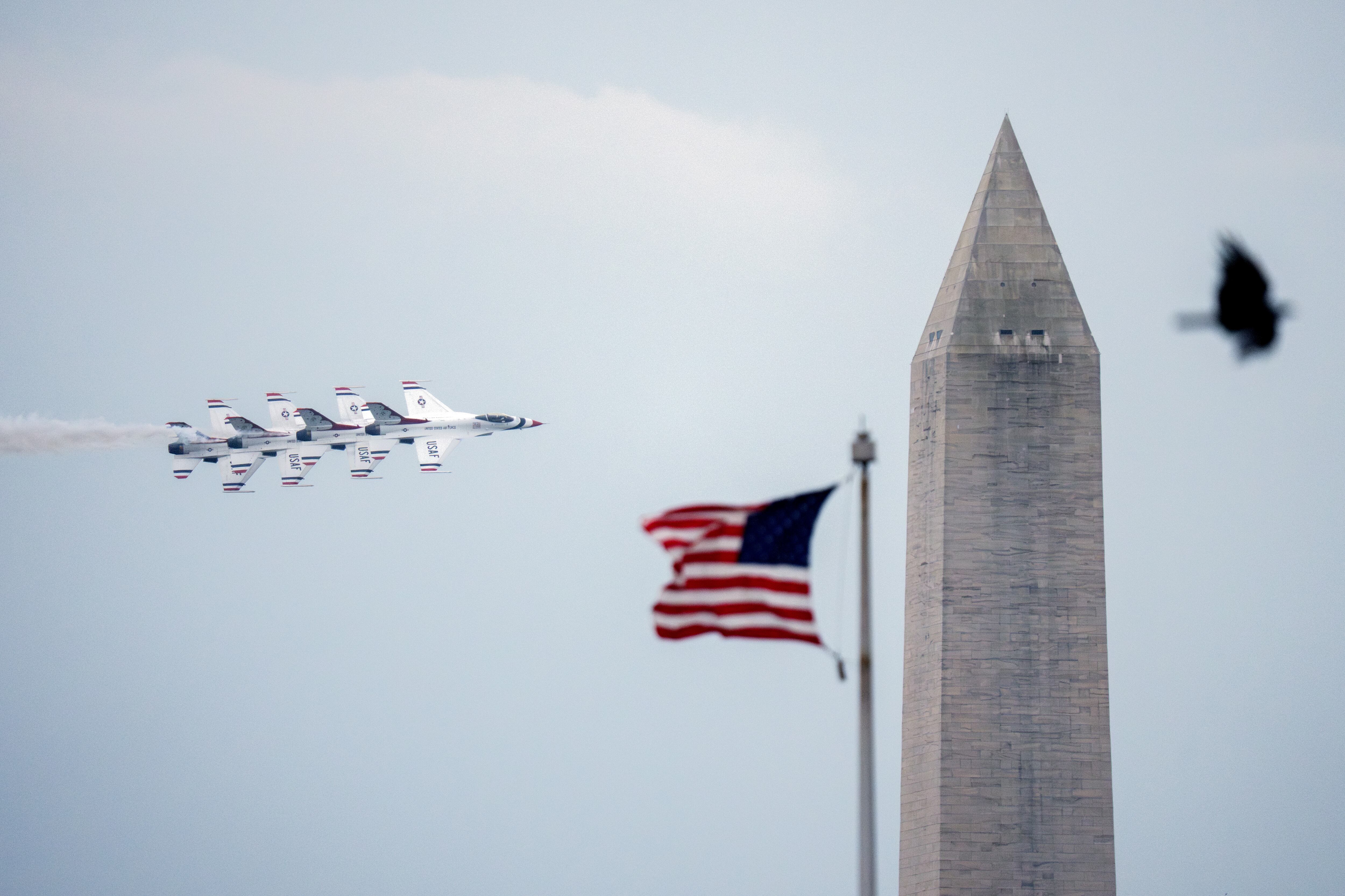 Los Thunderbirds de la Fuerza Aérea de los EE. UU. sobrevuelan el National Mall como parte de las festividades de «America 250» el sábado 4 de julio de 2026, en Washington D. C. 
(Foto:  Peter W. Stevenson/The Washington Post via Getty Images)