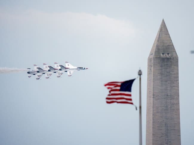 Los Thunderbirds de la Fuerza Aérea de los EE. UU. sobrevuelan el National Mall como parte de las festividades de «America 250» el sábado 4 de julio de 2026, en Washington D. C.
(Foto: Peter W. Stevenson/The Washington Post via Getty Images)