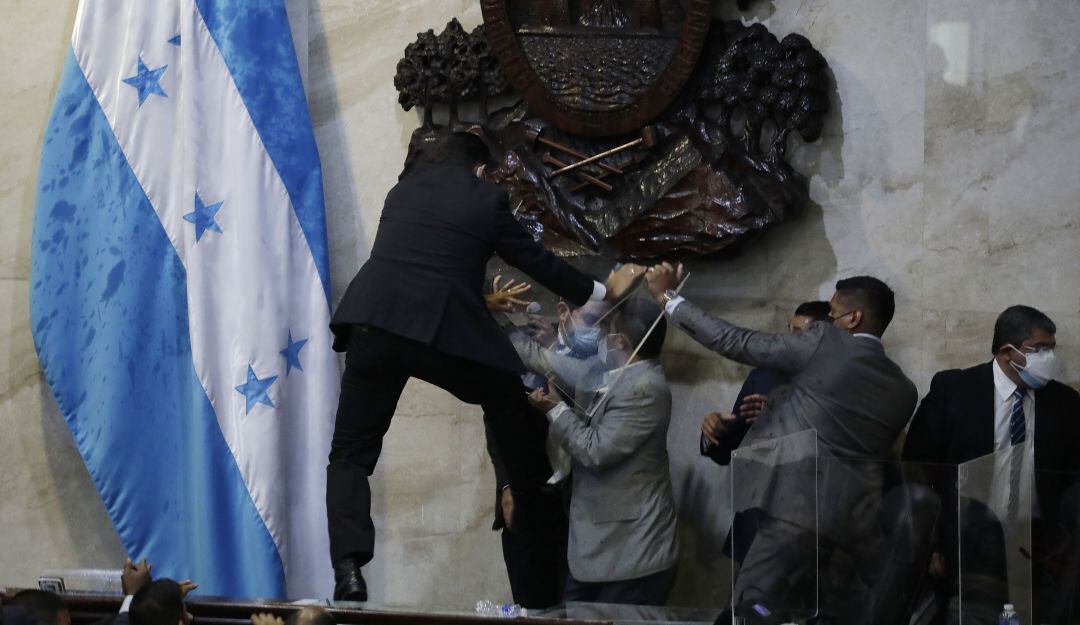 Pelea entre congresistas hondureños en la sede del Parlamento.