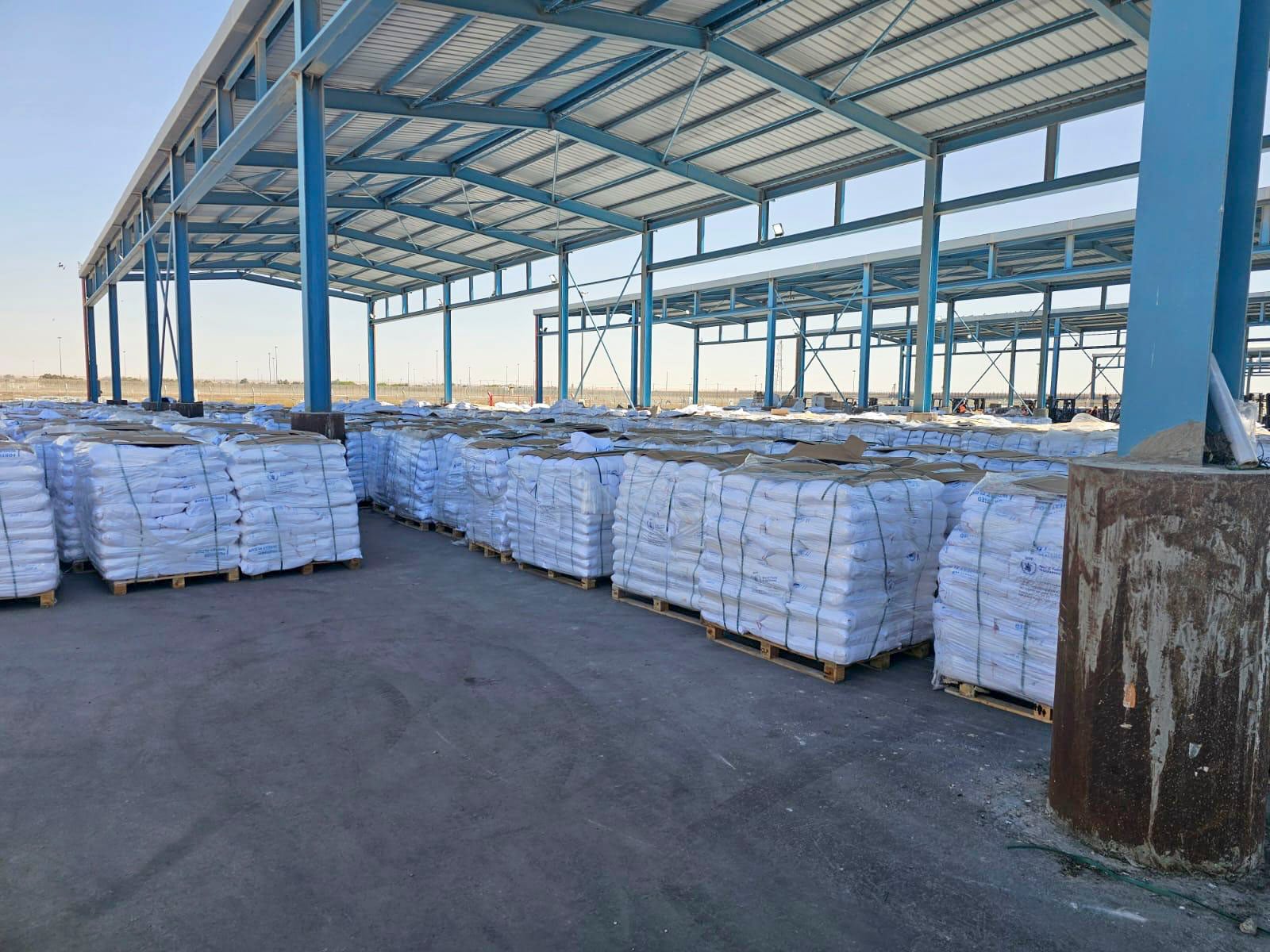 GRAF1672. GAZA (GAZA Y CISJORDANIA), 20/05/2025.- Ayuda humanitaria espera a ser distribuida en Gaza. El organismo militar israelí encargado de los asuntos civiles en Gaza, el COGAT, dijo que al menos 93 camiones con ayuda humanitaria entraron en Gaza este martes, mientras la ONU puntualizó que los suministros no han podido entregarse todavía a la población necesitada. EFE/ Ministerio De Exteriores De Israel SÓLO USO EDITORIAL/SÓLO DISPONIBLE PARA ILUSTRAR LA NOTICIA QUE ACOMPAÑA (CRÉDITO OBLIGATORIO)