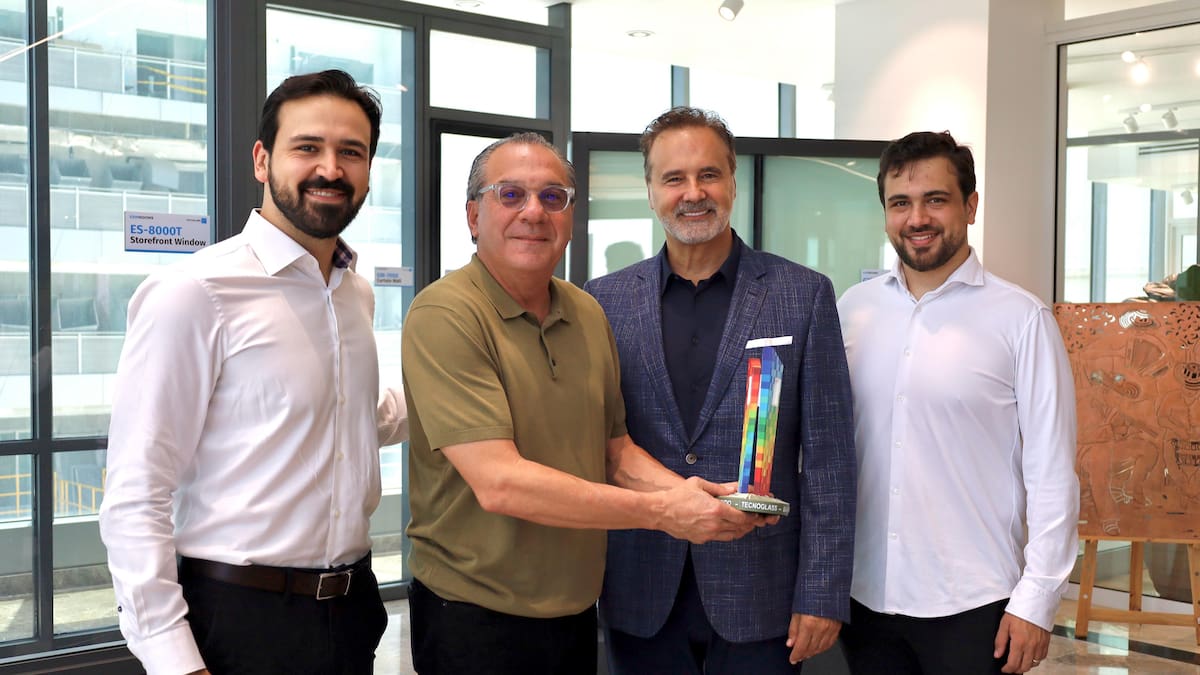 Arquitecto Gabriel Cure recibe homenaje por parte de empresa Tecnoglass