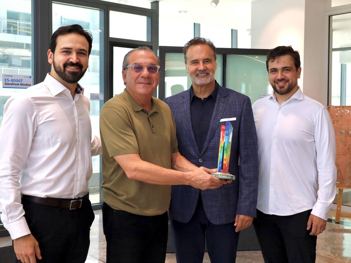 Arquitecto Gabriel Cure recibe homenaje por parte de empresa Tecnoglass