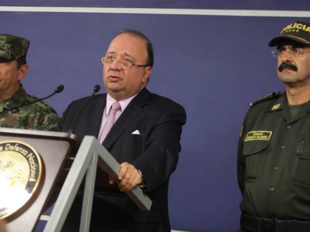 Ministro de Defensa pidió el ascenso de los 39 oficiales de la fuerza pública
