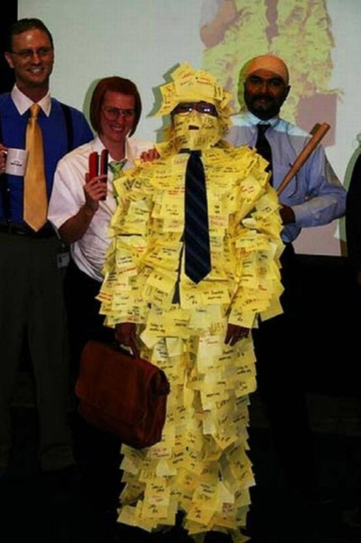 Disfraz de sticky notes. Foto: Akwardfamilyphotos.com