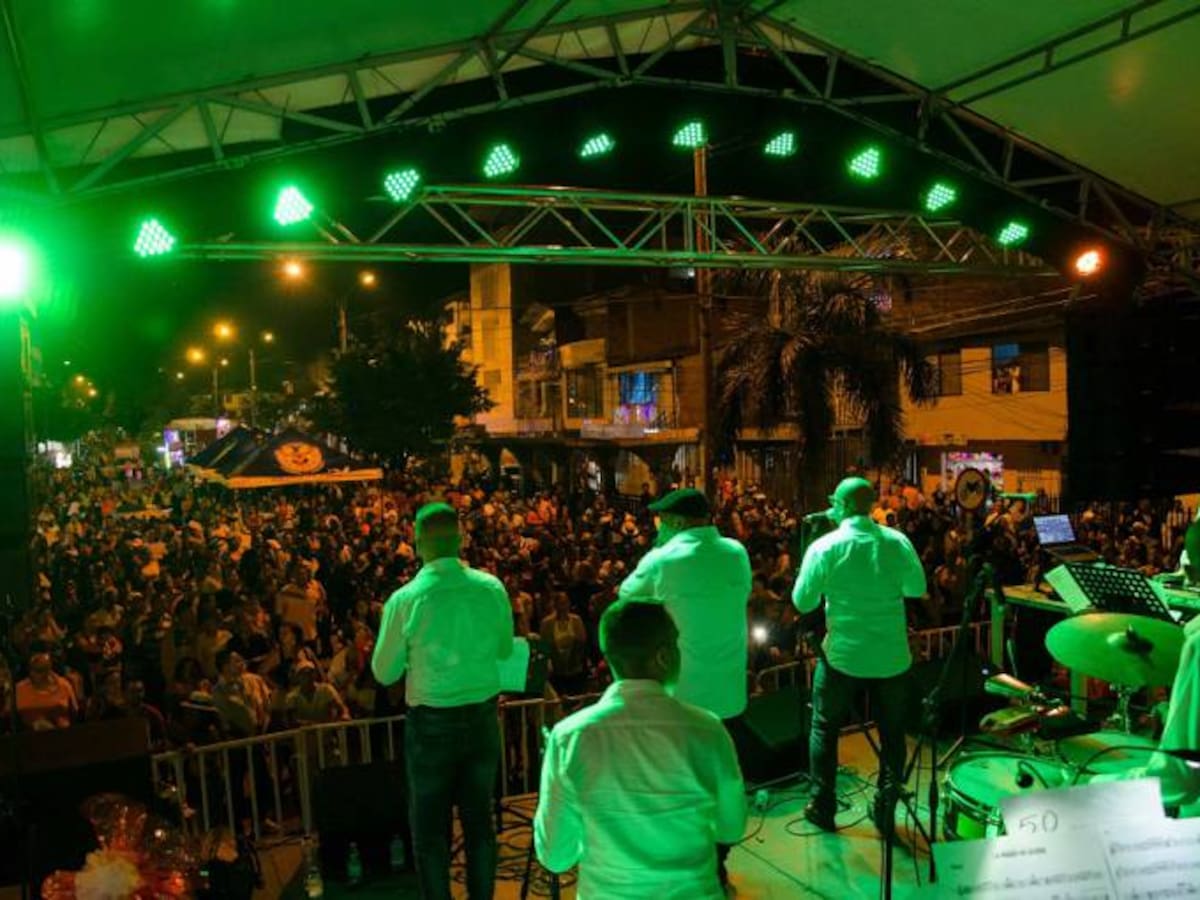 Tres tarimas con mucha "salsa" en la Calle de la Feria
