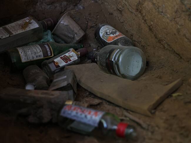 Botellas de licor vacías en las calles de India. 
(Foto: Nasir Kachroo/NurPhoto via Getty Images)