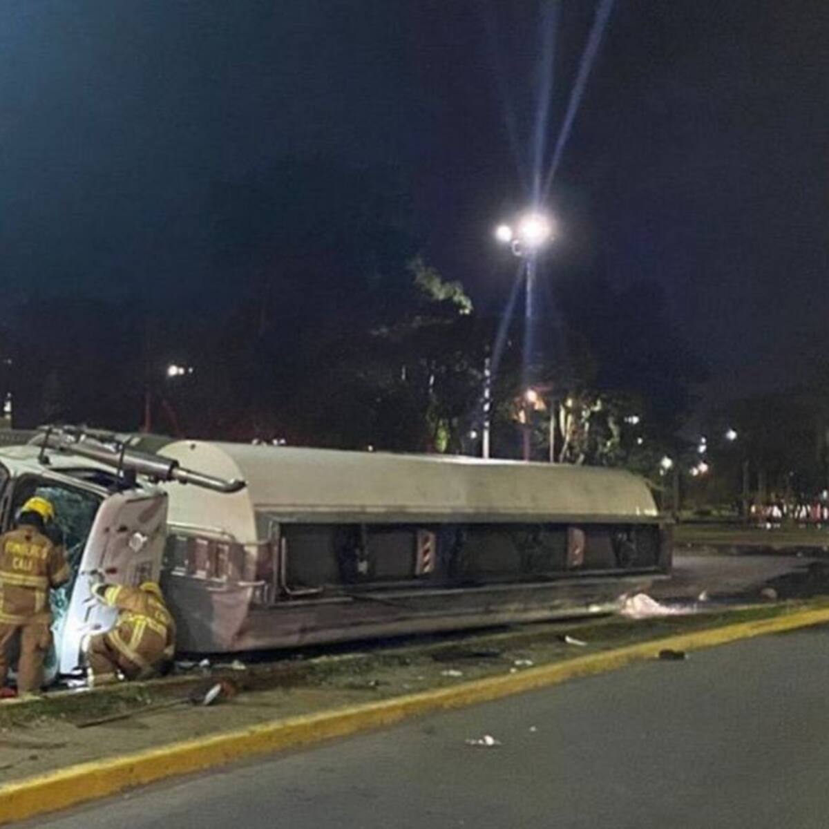 Camión que transportaba combustible se volcó y paraliza la movilidad
