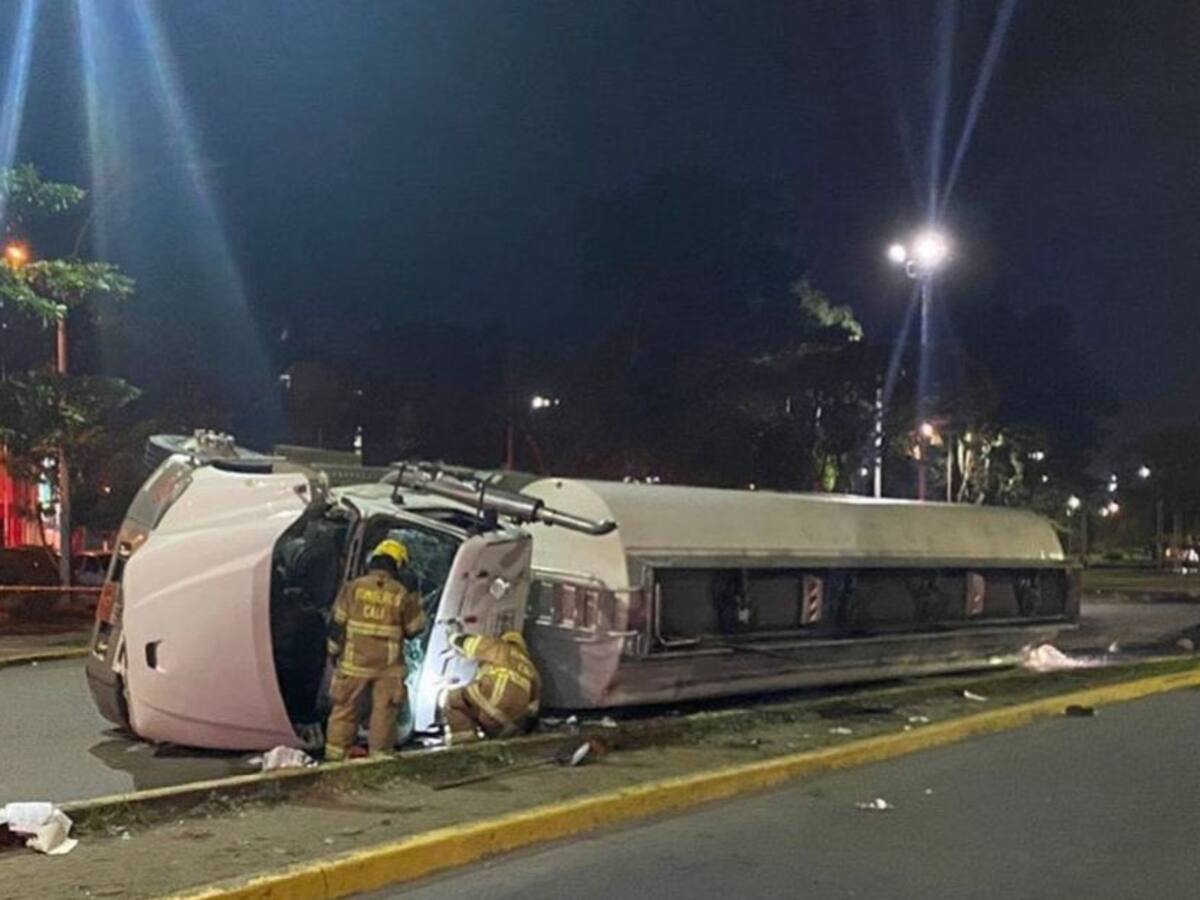 Camión que transportaba combustible se volcó y paraliza la movilidad