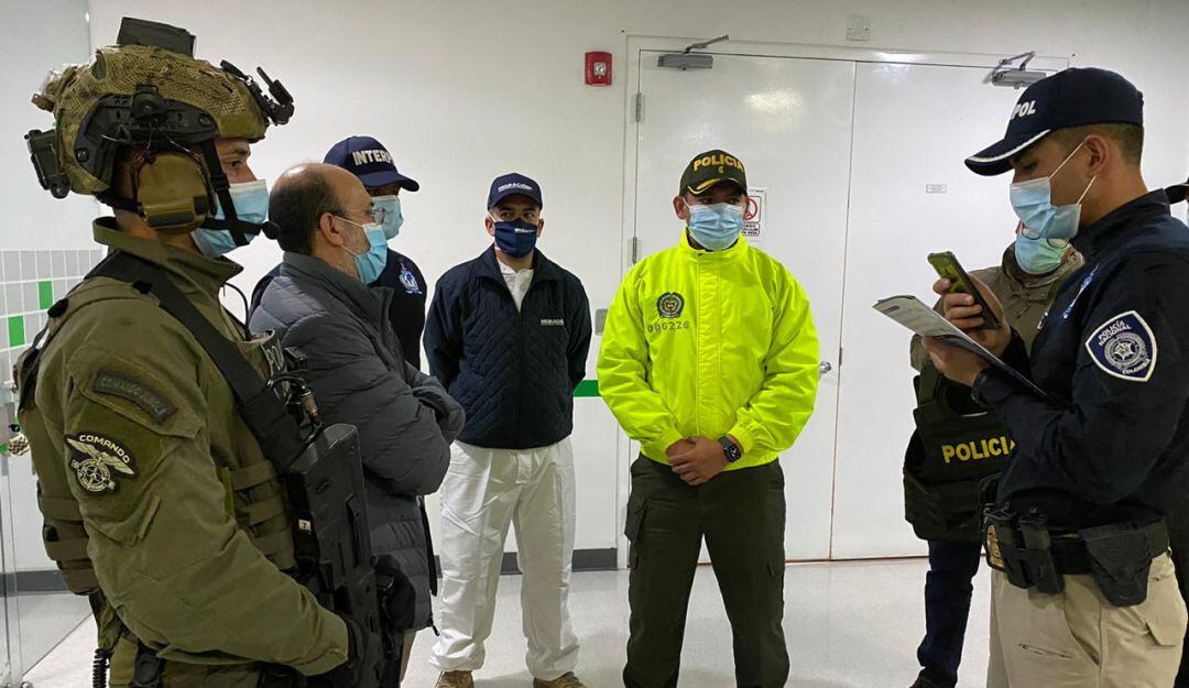 Primera imagen de Rodrigo Tovar, alias 'Jorge 40' (chaqueta gris) en Colombia