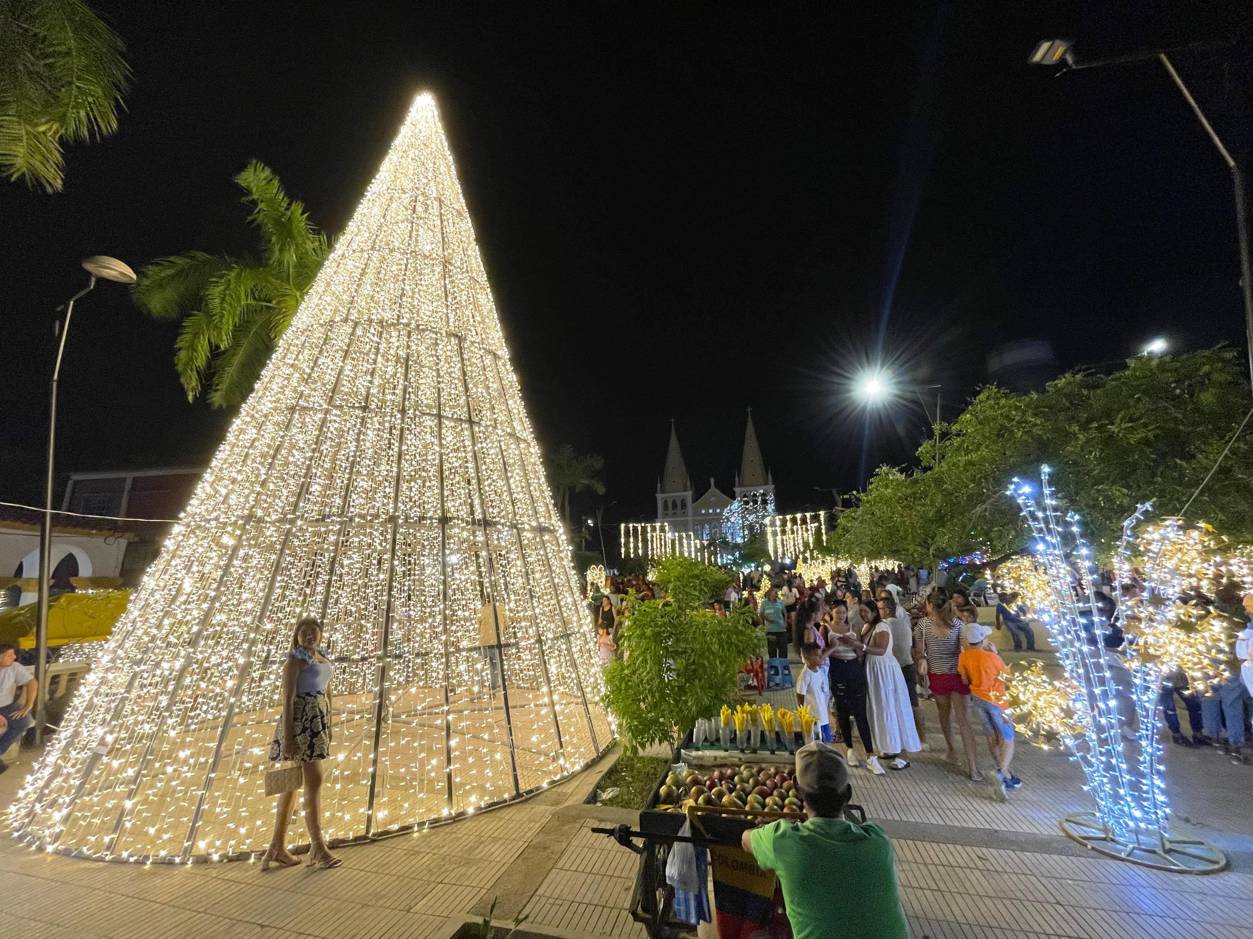 Turbaco resplandece con el encendido del alumbrado navideño liderado por AGM Desarrollos