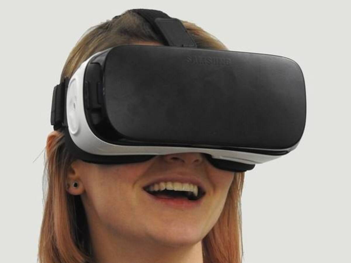 Mujer se lleva un susto al experimentar con la realidad virtual