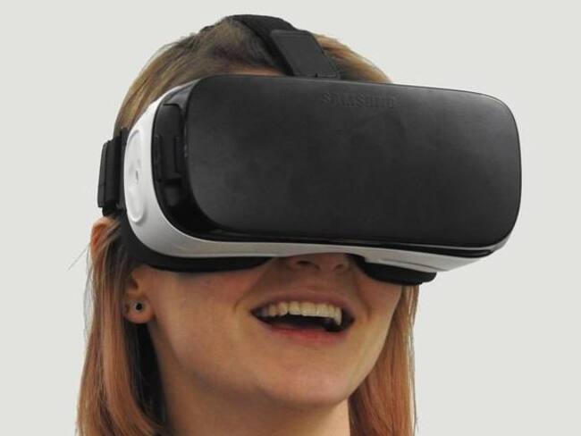 Mujer se lleva un susto al experimentar con la realidad virtual
