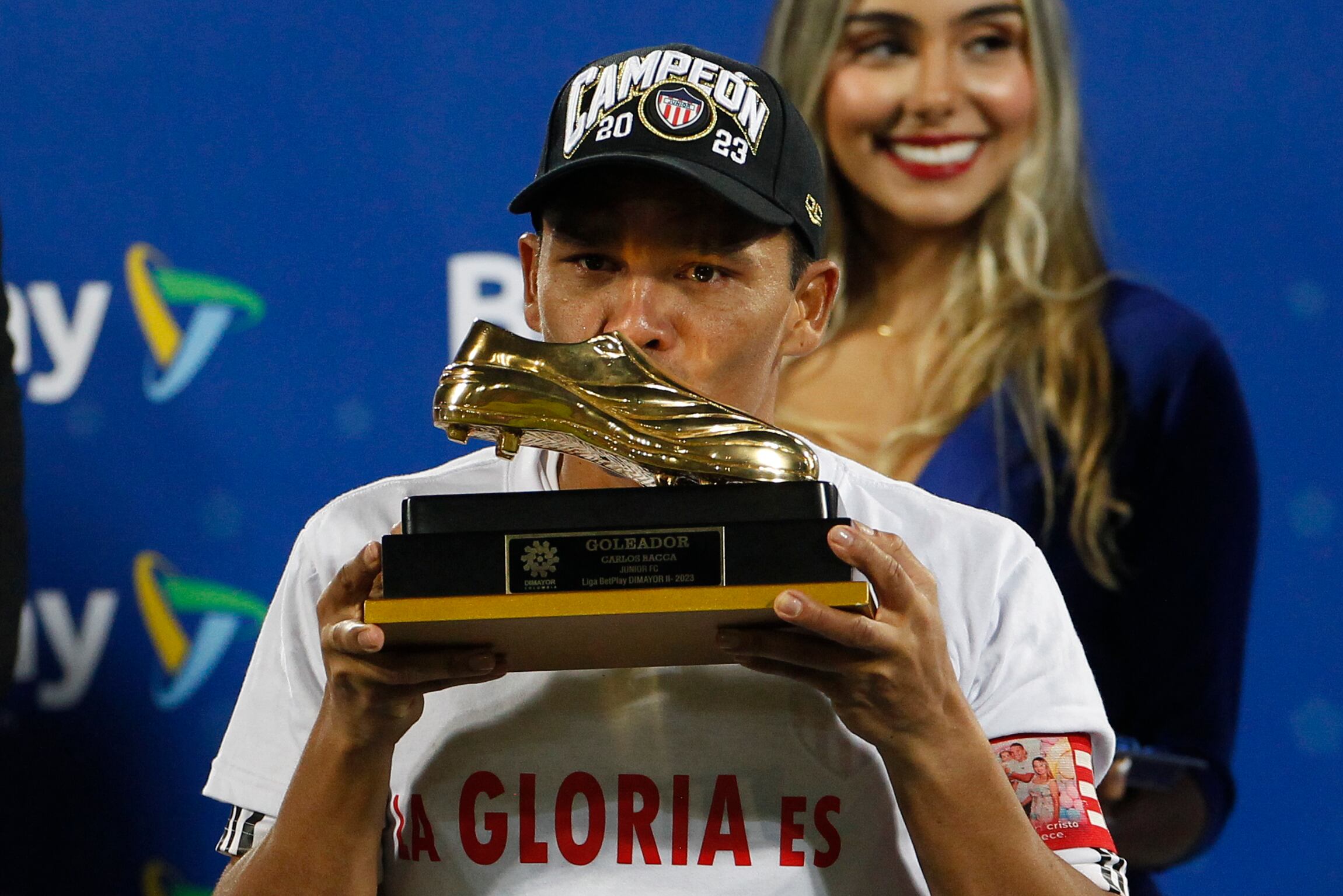 AMDEP4218. MEDELLÍN (COLOMBIA), 13/12/2023.- Carlos Bacca de Junior besa el trofeo como goleador de la Primera División de Colombia ante Deportivo Independiente Medellín (DIM) hoy, en el estadio Atanasio Girardot en Medellín (Colombia). EFE/ Luis Eduardo Noriega Arboleda
