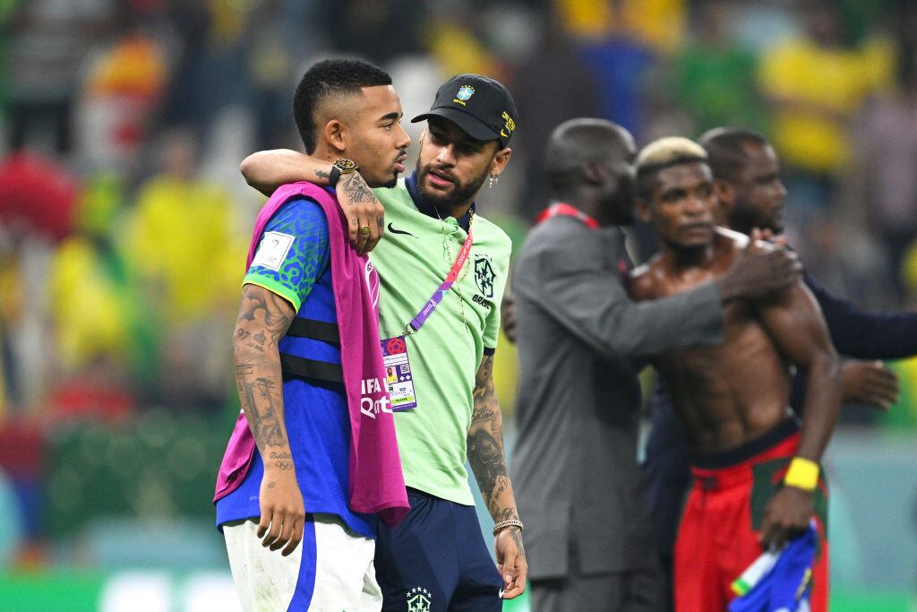 Gabriel Jesus y Neymar tras la derrota de Brasil ante Camerún (Photo by Matthias Hangst/Getty Images)