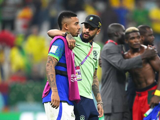 Gabriel Jesus y Neymar tras la derrota de Brasil ante Camerún (Photo by Matthias Hangst/Getty Images)