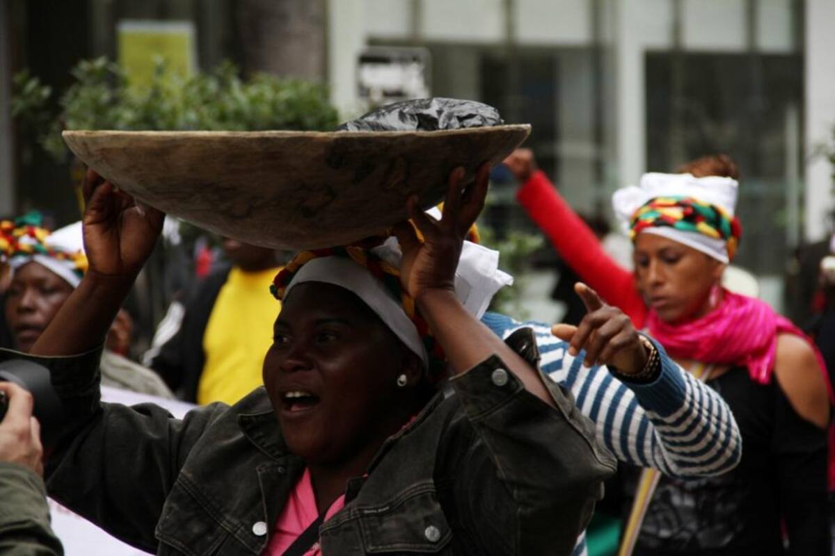 Recorrieron a pie desde el Cauca y llegaron a Bogotá exigiendo que pare la mineria ilegal porque contamina los rios y el habitad de su región.