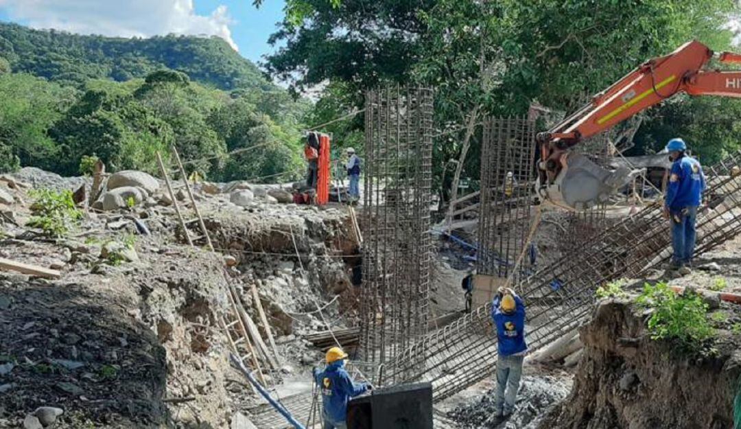 La obra del puente une a Coello y a San Luis.  