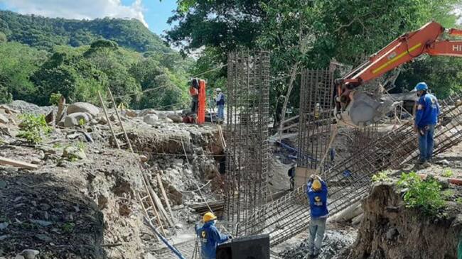 La obra del puente une a Coello y a San Luis.